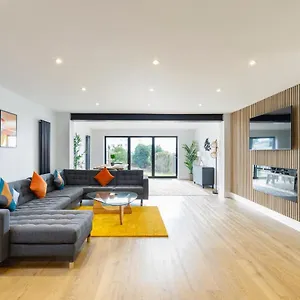 stylish-modern-4-bedroom-home-with-sea-views.brighton-hotels-england.com/