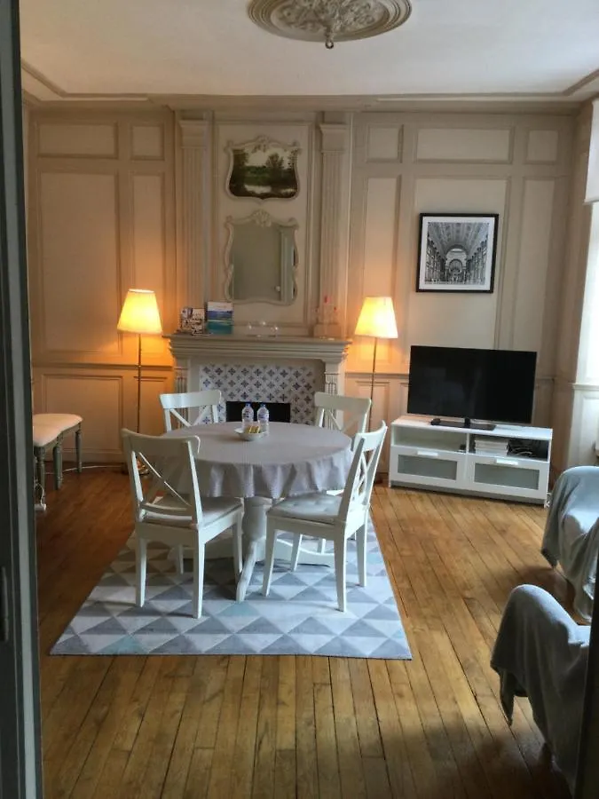 Eglantine Appartement Centre Historique De Dinan 0*,  France